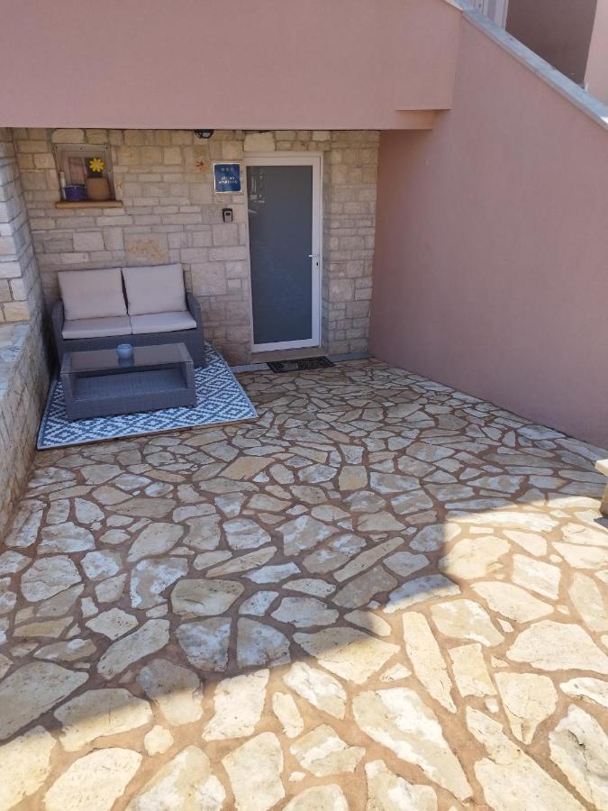 Studio Apartman Dezire Buje Kültér fotó