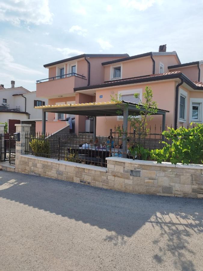 Studio Apartman Dezire Buje Kültér fotó